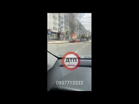 Киев. Автомобильный пожар в центре:  Сейчас на большой Васильковской Загорелись две машины Бмв и той