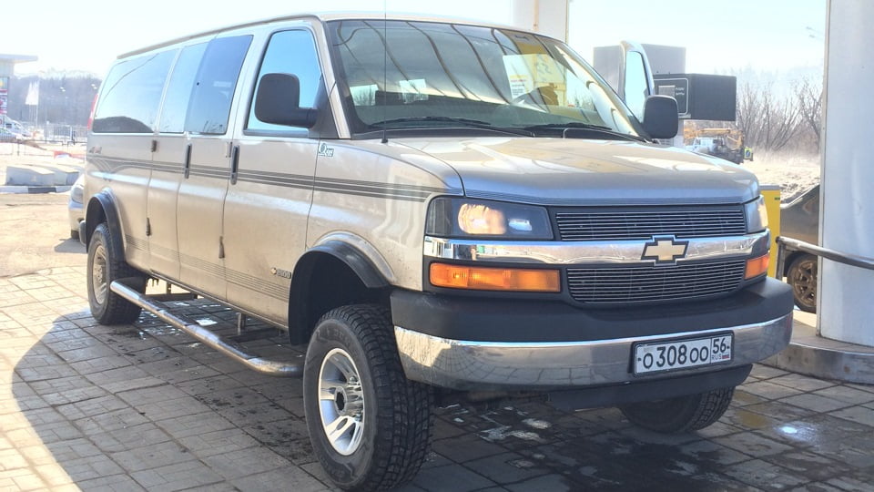 Chevrolet Express спереди